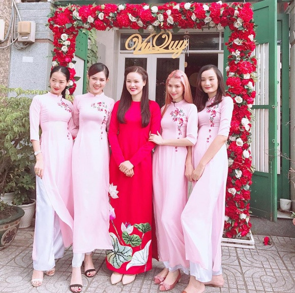 Dàn người đẹp bê tráp chụp ảnh cùng Tuyết Lan.