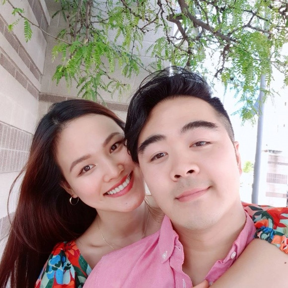 Được biết bạn trai của Tuyết Lan là một doanh nhân trong lĩnh vực tài chính và sống tại Mỹ, có ngoại hình khá điển trai, phong độ.