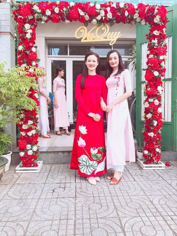 Lê Thúy rạng rỡ trong đám hỏi của Tuyết Lan.