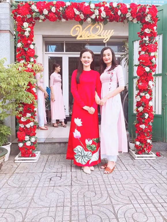 Lê Thúy rạng rỡ trong đám hỏi của Tuyết Lan.