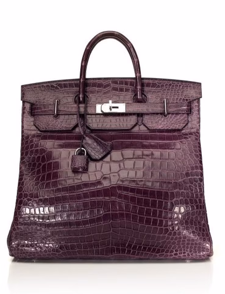  Túi Shiny Améthyste Porosus Crocodile Diamond Birkin khoảng 4,66 tỷ đồng: Tại cuộc đấu giá, chiếc túi vàng kim cương cá sấu với phần cứng kim cương và vàng trắng 18K đã được bán với giá gần 212.000 USD. Nó đã đã trở thành một cơn sốt.