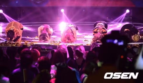 … là hình ảnh quen thuộc trong văn hóa thần tượng xứ kim chi.