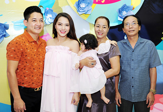 Bố mẹ của Hải Băng. Thời gian gần cô không còn tham gia đóng phim hay đi hát, thay vào đó ở nhà dưỡng thai và bán hàng online.