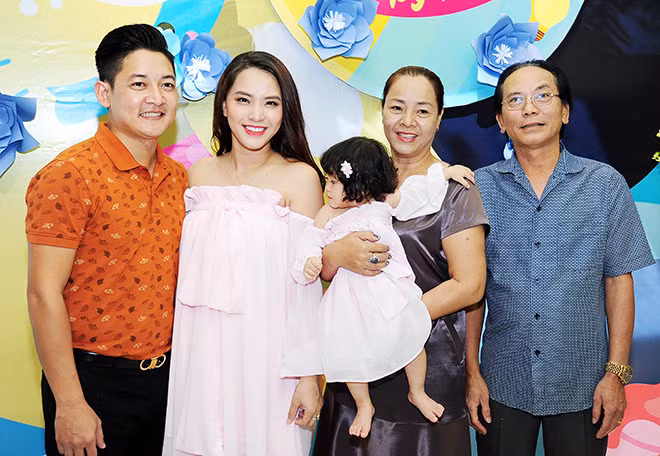 Bố mẹ của Hải Băng. Thời gian gần cô không còn tham gia đóng phim hay đi hát, thay vào đó ở nhà dưỡng thai và bán hàng online.