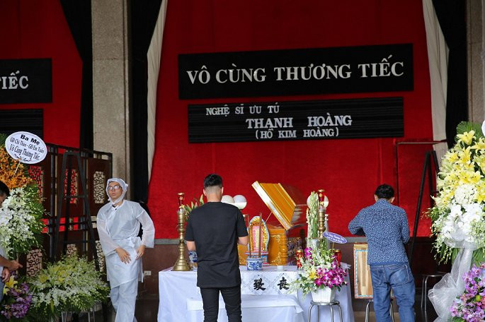 Thông tin nghệ sĩ Thanh Hoàng qua đời chiều 26/7 khiến nhiều nghệ sĩ, bạn bè và cả khán giả đều không khỏi bàng hoàng. Sáng 27/7, lễ viếng cha đẻ của vở diễn Dạ cổ hoài lang diễn ra tại nhà tang lễ trên đường Lê Quý Đôn, quận 3. Khá đông nghệ sĩ, bạn bè có mặt để thắp nhang, tiễn biệt một người nghệ sĩ gạo cội với nhiều cống hiến trên sân khấu miền Nam.