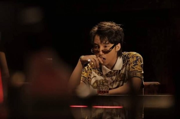 MV mới nhất gần đây “ Chạy ngay đi” phiên bản Remixx được tung ra để kỉ niệm sinh nhật lần thứ 24, ca sĩ Sơn Tùng xuất hiện với mái tóc đen cá tính khuôn mặt điển trai vẫn trường tồn theo thời gian.