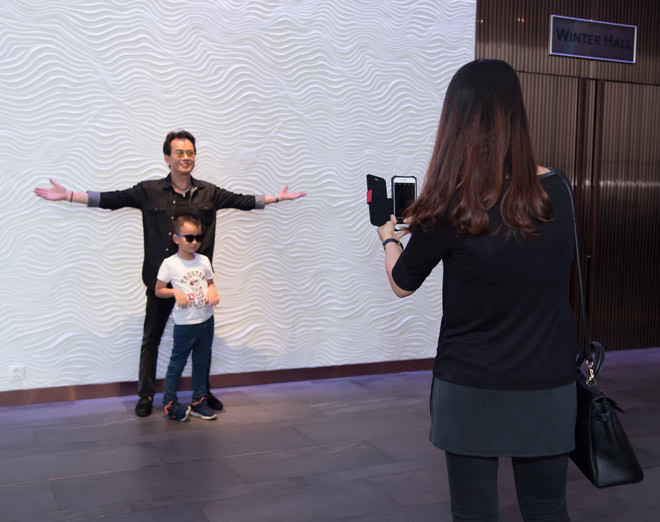 Tuy chỉ mới 5 tuổi, nhưng con trai Đức Huy đã thu hút nhiều sự chú ý chẳng kém bố mẹ. Cậu nhóc đeo kính đen cực ngầu và thường xuyên tinh nghịch, đùa giỡn cùng bố trong lúc tạo dáng trước ống kính.