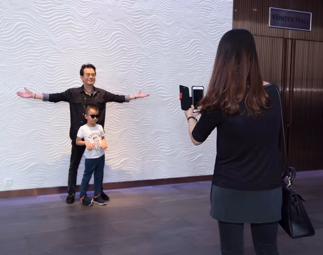 Tuy chỉ mới 5 tuổi, nhưng con trai Đức Huy đã thu hút nhiều sự chú ý chẳng kém bố mẹ. Cậu nhóc đeo kính đen cực ngầu và thường xuyên tinh nghịch, đùa giỡn cùng bố trong lúc tạo dáng trước ống kính.