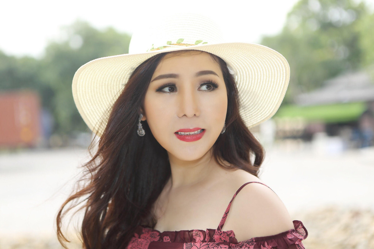 Những chiếc mũ mà Nữ hoàng Kim Chi lựa chọn rất đơn giản nhưng không kém phần sang trọng.