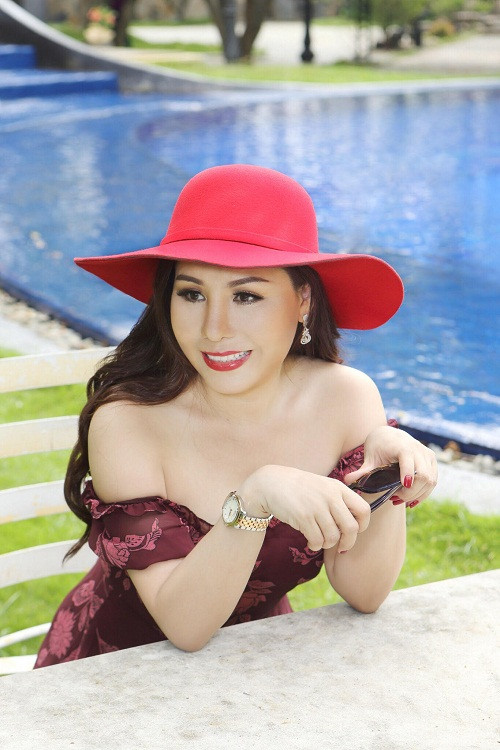 Nổi tiếng với lối ăn mặc đơn giản, nhưng tinh tế và thanh lịch, sự xuất hiện của Kim Chi tại bất kỳ sự kiện nào cũng được mọi người đặc biệt quan tâm và hết lời khen ngợi.