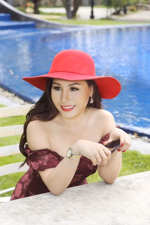 Nổi tiếng với lối ăn mặc đơn giản, nhưng tinh tế và thanh lịch, sự xuất hiện của Kim Chi tại bất kỳ sự kiện nào cũng được mọi người đặc biệt quan tâm và hết lời khen ngợi.