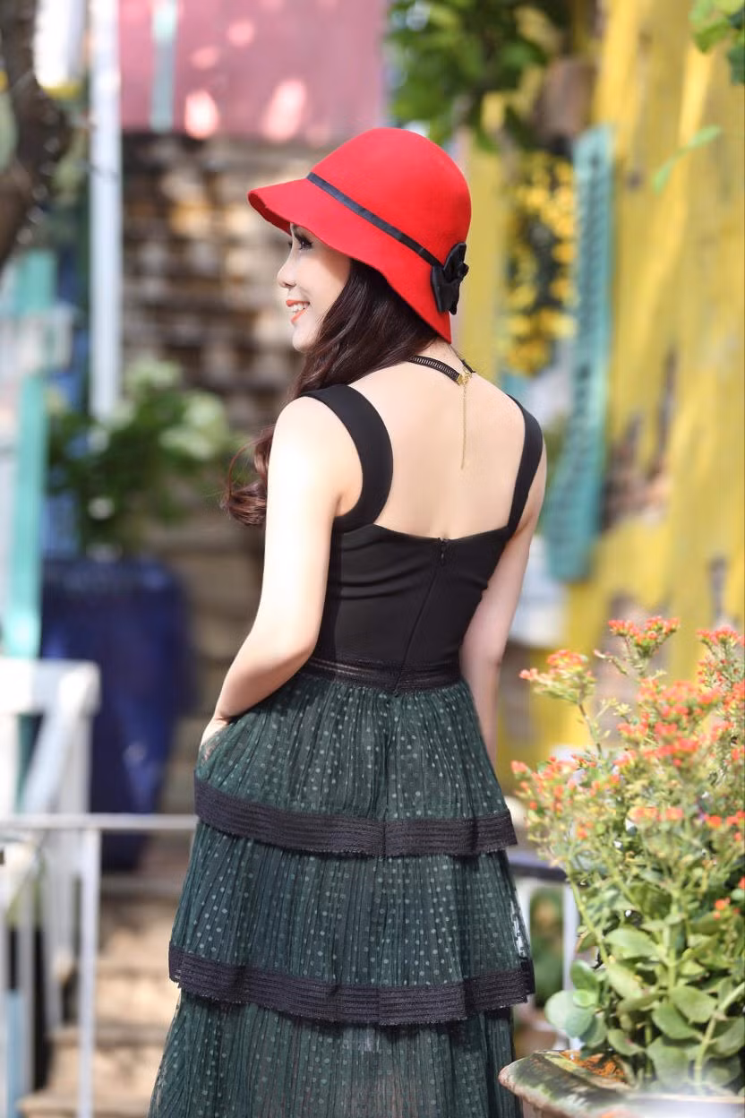 Thay vào đó, người đẹp tập trung cho công việc kinh doanh và các hoạt động xã hội.