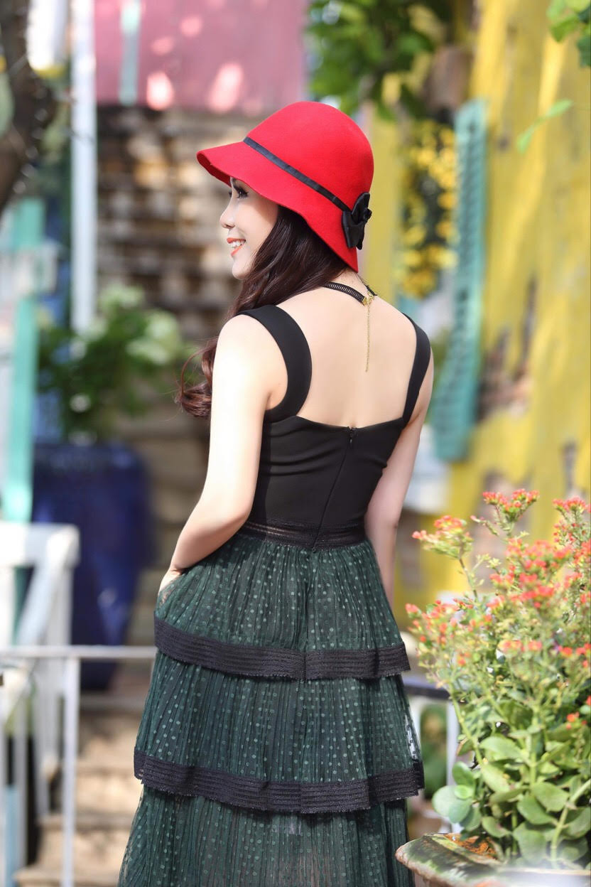 Thay vào đó, người đẹp tập trung cho công việc kinh doanh và các hoạt động xã hội.