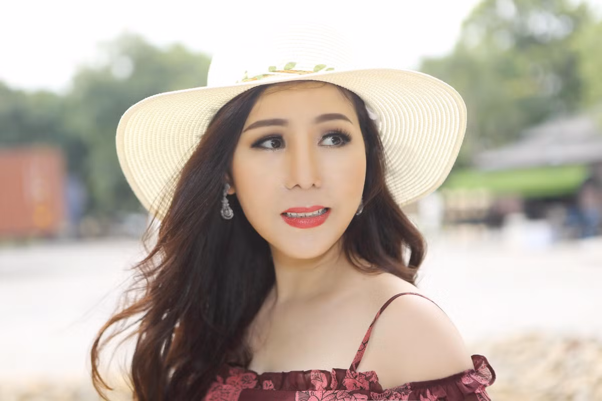 Những chiếc mũ mà Nữ hoàng Kim Chi lựa chọn rất đơn giản nhưng không kém phần sang trọng.