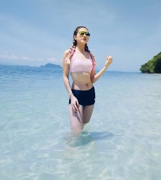 Hình ảnh trong trang phục đi biển được Thu Hằng chia sẻ trên trang cá nhân.