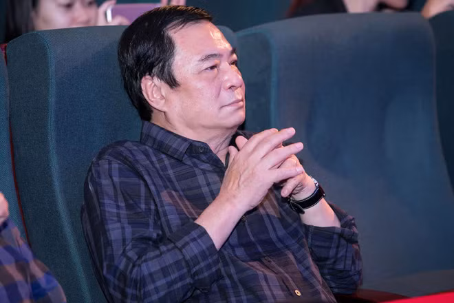 NSND Khải Hưng là người thầy, ngồi lặng lẽ phía dưới dõi theo cô học trò Hoàng Thùy Linh.