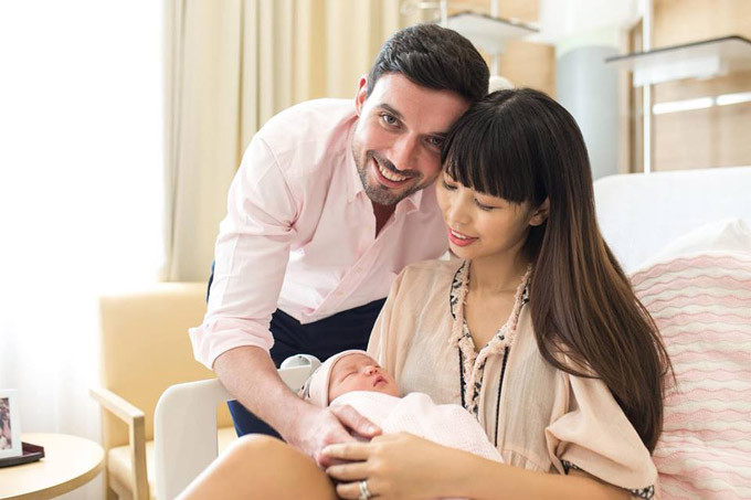 Gương mặt rạng ngời hạnh phúc của Hà Anh với ông xã bên con gái nhỏ.