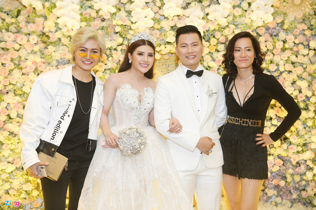 Vicky Nhung trung thành với phong cách tomboy từ khi thi Giọng hát Việt cùng Tố Ny. Cả hai đều là học trò cưng của Đàm Vĩnh Hưng, được anh chọn đi đến vòng cuối cùng của cuộc thi.