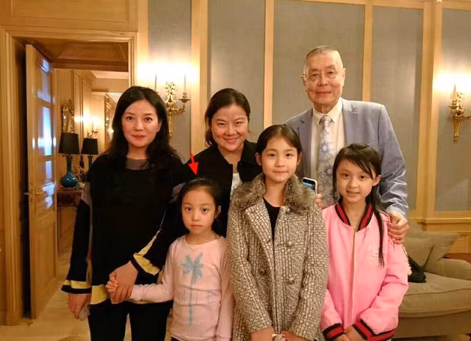 Hai "Tiểu Hoa Đán" được Triệu Vy đích thân mời tới bữa tiệc: Châu Dạng Nguyệt và Dương Tử Kiều. Cả 2 sao nhí này đều là học trò của nghệ sĩ dương cầm Lưu Thi Côn.