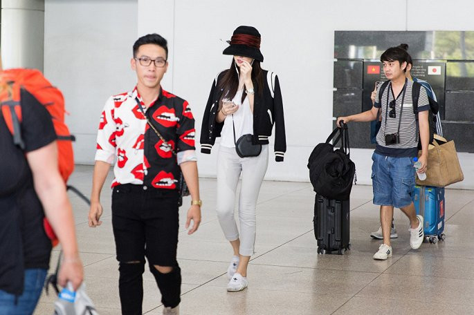 Chiều 26/7, Nong Poy đáp chuyến bay sang Việt Nam để thăm và chúc mừng Hoa hậu Phương Lê làm đại sứ một thương hiệu mỹ phẩm. Xuất hiện tại sân bay Tân Sơn Nhất, Nong Poy ăn mặc giản dị với phong năng động và khỏe khoắn. Cô chọn chiếc mũ che nửa mặt và đeo kính râm để tránh sự chú ý của mọi người.