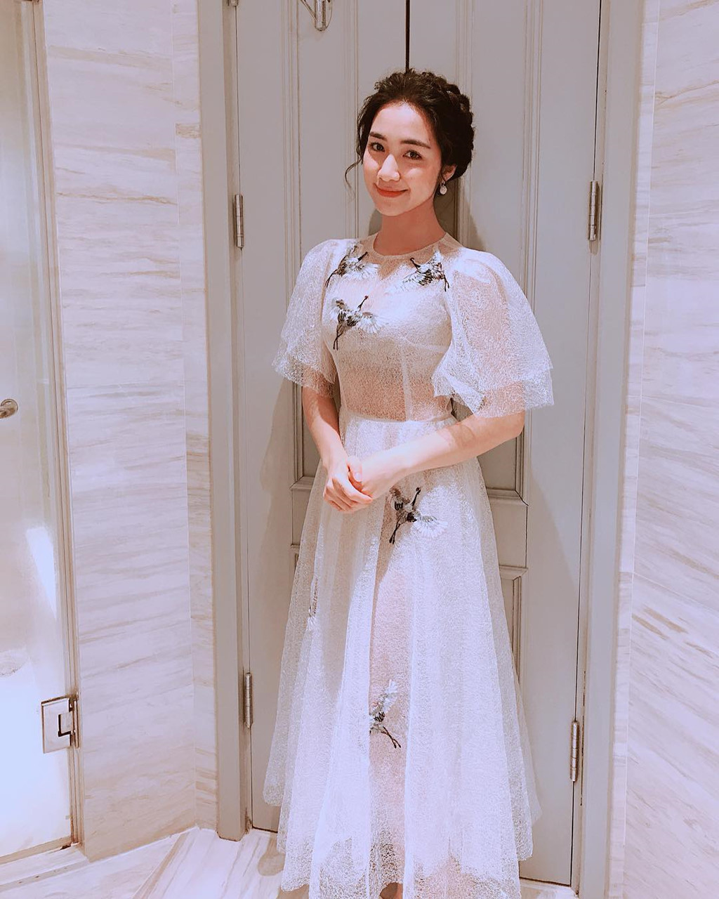 Những mẫu váy xuyên thấu nhẹ nhàng, thêu họa tiết được Hòa Minzy ưa chuộng khi tham dự các sự kiện thảm đỏ. Cô đã biết cách lựa chọn trang phục phù hợp với hoàn cảnh.