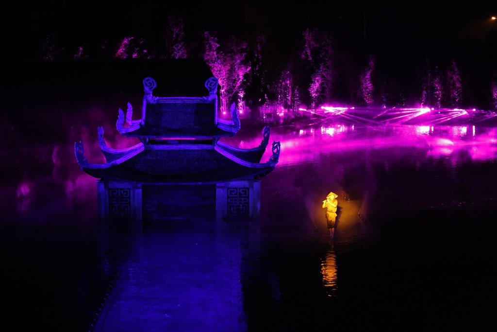 Cấu trúc Thuỷ đình nặng 10 tấn hiện lên trên mặt nước là điểm nhấn của vở diễn. Ảnh: Zing