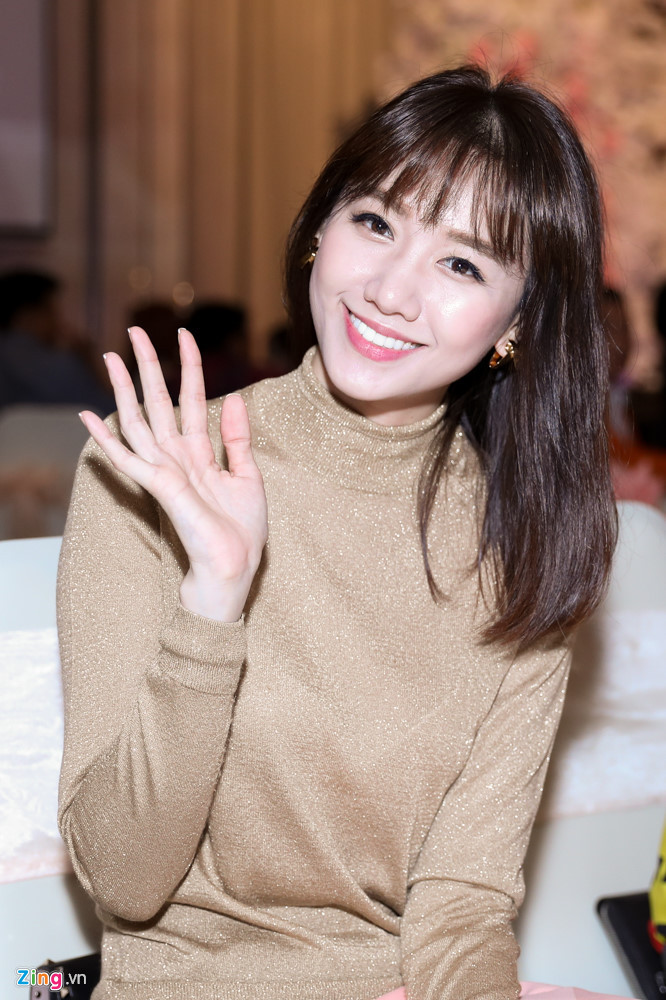 Hari Won giản dị đi tiệc mà không có ông xã Trấn Thành đi cùng. Giọng ca Anh cứ đi đi cho biết dự định thực hiện một chuỗi sản phẩm và chương trình trong năm 2018.