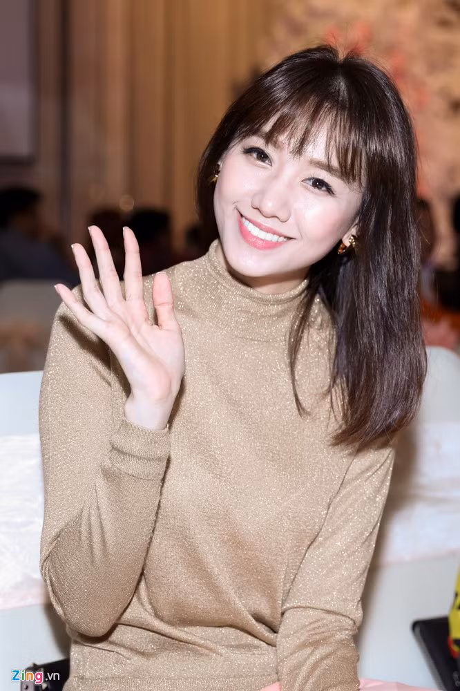 Hari Won giản dị đi tiệc mà không có ông xã Trấn Thành đi cùng. Giọng ca Anh cứ đi đi cho biết dự định thực hiện một chuỗi sản phẩm và chương trình trong năm 2018.