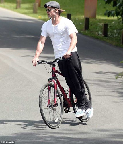 Hiện tại, theo một số nguồn tin, Brad Pitt và Angelina Jolie đã tạm thời thống nhất về điều khoản phân chia quyền nuôi con.