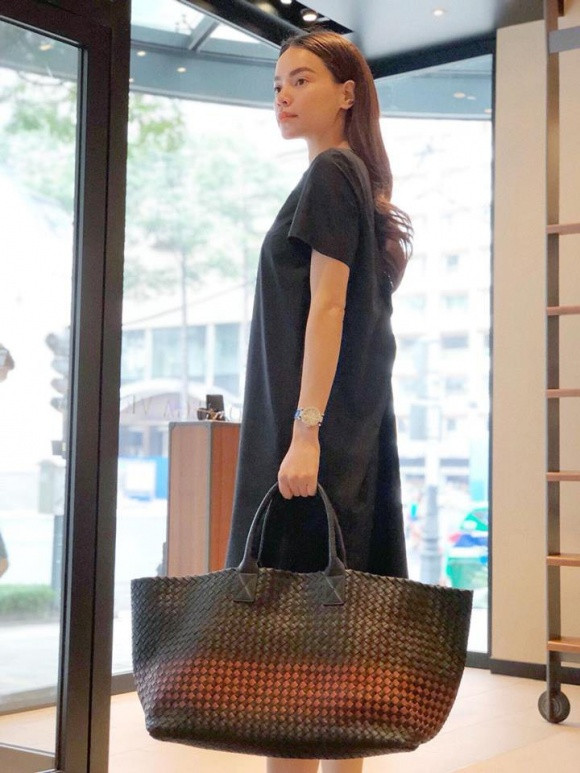 Hồ Ngọc Hà cho biết chiếc túi xách này được làm rất tỉ mỉ, số lượng có hạn và đến từ thương hiệu Bottega Veneta.