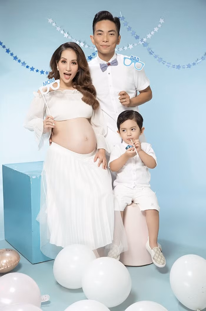 Hiện tại, Khánh Thi đang mang bầu ở tháng thứ 8, cô cùng chồng con thực hiện một bộ ảnh đặc biệt ghi dấu cột mốc đáng nhớ này.