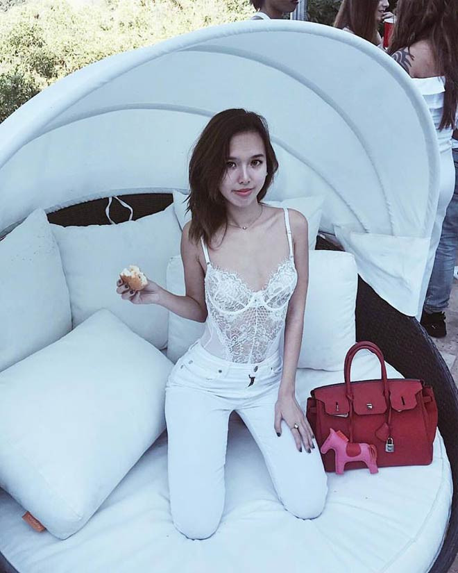 Cô gái Hà thành không ngại ngần chia sẻ cuộc sống xa hoa của mình trên mạng xã hội và xem đó như một cách giao lưu với mọi người, dẫu cho đôi khi bị nhận xét là khoe khoang.