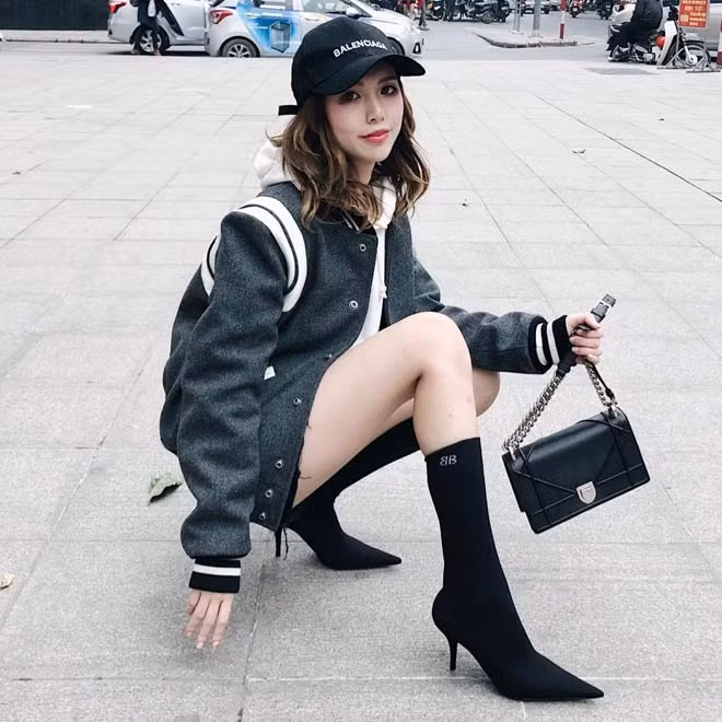 Tiểu thư Hà thành cho hay, tủ đồ của cô có tổng trị giá vài trăm nghìn đô la và vẫn “đầy” thêm mỗi ngày. Cô từng du lịch đến 15 quốc gia và ở mỗi nơi, cô đều chọn những khách sạn, nhà hàng top 1.