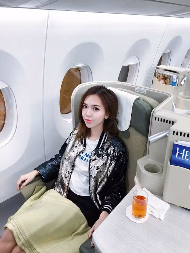 “Làm việc khiến mình vui vẻ hơn. Mình nghĩ, con người chỉ hạnh phúc khi sống có mục tiêu, lý tưởng và trải nghiệm”, Uyên nói.