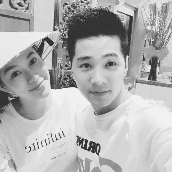 Bạn trai của Lê Hà có tên Hiếu Trần - hiện đang là chủ chuỗi nhãn hàng trà sữa và thời trang tại Tp.HCM. Anh chàng sở hữu khuôn mặt điển trai, chiều cao ấn tượng và đặc biệt rất biết cách ăn mặc.