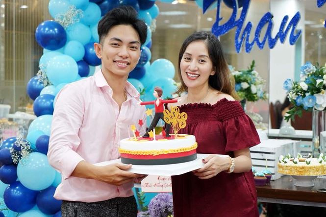 Mặc dù vết sinh mổ của Khánh Thi vẫn chưa lành hẳn nhưng cô vẫn chịu đau để làm tiệc sinh nhật cho chồng.