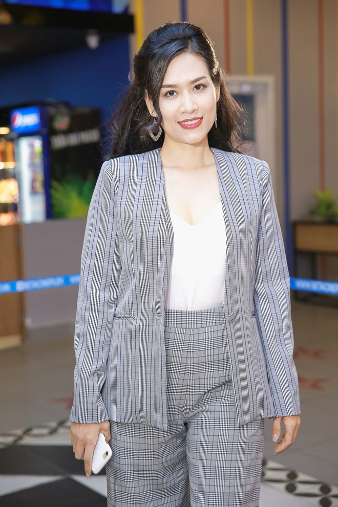 Chiều 4/7, Hà Hương cùng dàn diễn viên trẻ tham gia sự kiện ra mắt bộ phim điện ảnh Mỹ nhân thần sách tại TP.HCM. "Chị Nguyệt" diện bộ vest nam tính kết hợp với áo trễ ngực gợi cảm. Cô tỏ ra hào hứng với dự án điện ảnh mới nhất từ khi tên tuổi nóng trở lại nhờ cơn sốt Phía trước là bầu trời. Đây là phim hợp tác Việt - Thái của đạo diễn Nguyên Phương, biên kịch Hạ Khuê.