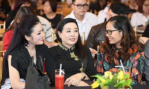 NSND Thu Hiền cùng ca sĩ Tân Nhàn, đạo diễn Việt Hương trong họp báo. (Ảnh: Hoà Nguyễn)