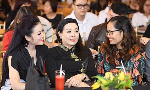 NSND Thu Hiền cùng ca sĩ Tân Nhàn, đạo diễn Việt Hương trong họp báo. (Ảnh: Hoà Nguyễn)