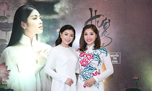 Thu Hằng (bên trái) và chị gái Bích Hồng trong buổi họp báo. (Ảnh: Hoà Nguyễn)