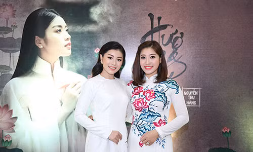 Thu Hằng (bên trái) và chị gái Bích Hồng trong buổi họp báo. (Ảnh: Hoà Nguyễn)