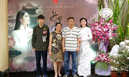 Gia đình đến chúc mừng Thu Hằng ra mắt album. (Ảnh: Hoà Nguyễn)