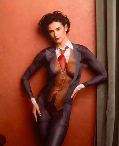 Demi Moore phải mất 15 tiếng mới hoàn thành xong tác phẩm nghệ thuật body painting này trong dịp làm mẫu trang bìa cho tạp chí Vanity Fair 1992. (Ảnh: Vanity Fair)