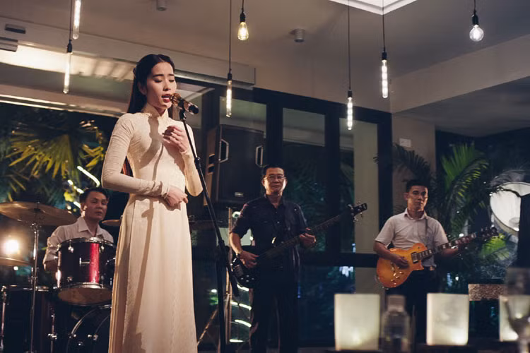 Bích ngày bán bánh tiêu phụ Tám, tối làm ca sĩ phòng trà nuôi cha. Dẫu vậy, số phận của Bích lại nghiệt ngã đúng như câu “hồng nhan bạc phận”.