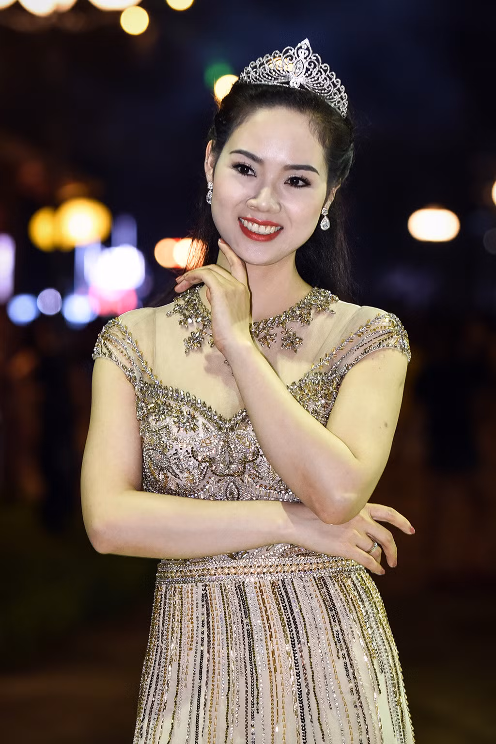 Hoa hậu Mai Phương đăng quang năm 2002, cô không tham gia showbiz mà công tác trong ngành hải quan.