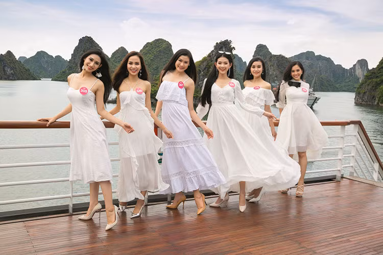 Dàn người đẹp Hoa hậu Việt Nam diện những bộ cánh nhẹ nhàng, nữ tính.