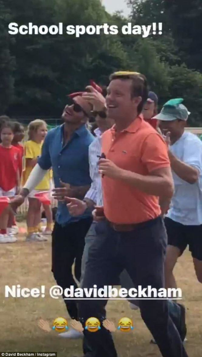 Trước đó, vợ chồng nhà Becks đã cùng nhau dành trọn ngày cổ vũ con gái út Harper tham dự ngày hội thể thao ở trường.
