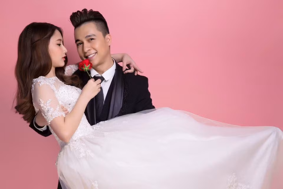 Mới đây, người đẹp Trang Linh lại tiếp tục chia sẻ hình ảnh trong bộ ảnh cưới của mình và Tiến Dũng thu hút nhiều sự chú ý của cộng đồng mạng. Bộ ảnh được thực hiện đơn giản nhưng rất đẹp, ghi lại những khoảnh khắc ngọt ngào của cả hai.