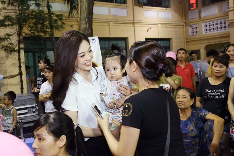 Phương Nga chia sẻ: “Ngay sau đăng quang, Nga cũng đã tặng quà và tổ chức Tết Trung thu cho trẻ em bị tàn tật tại TP.HCM nhưng hôm nay là hoạt động thiện nguyện đầu tiên của Nga tại nơi mình sinh ra và lớn lên. Chắc chắn, hành trình dài sau này Nga sẽ tiếp tục hoạt động vì cộng đồng và xã hội nhiều hơn, cùng chia sẻ niềm vui đến nhiều hoàn cảnh khó khăn hơn nữa”.