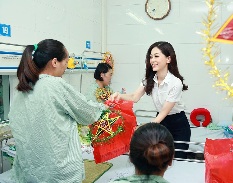 Mỹ Linh, Phương Nga và Thanh Tú cùng các bạn học sinh, sinh viên đã mang tới hàng trăm phần quà ý nghĩa tới các em nhỏ có hoàn cảnh khó khăn, đang điều trị tại bệnh viện.